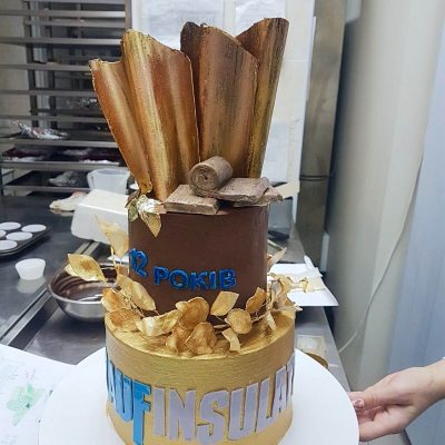 торт с шоколадом и золотом