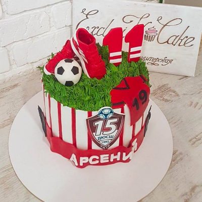Торт с футбольным мячом и кроссовками