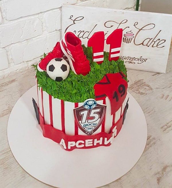 Торт с футбольным мячом и кроссовками