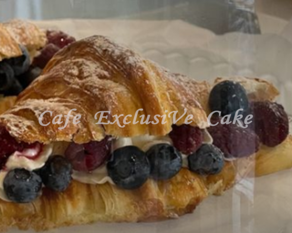 Круасан с филадельфией и ягодами
